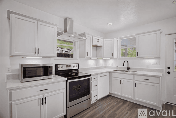 Oakmont House: 635 Valley St