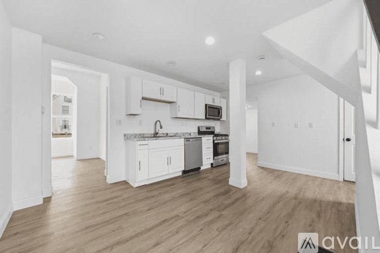 Warrenton House: 216 E Walton St