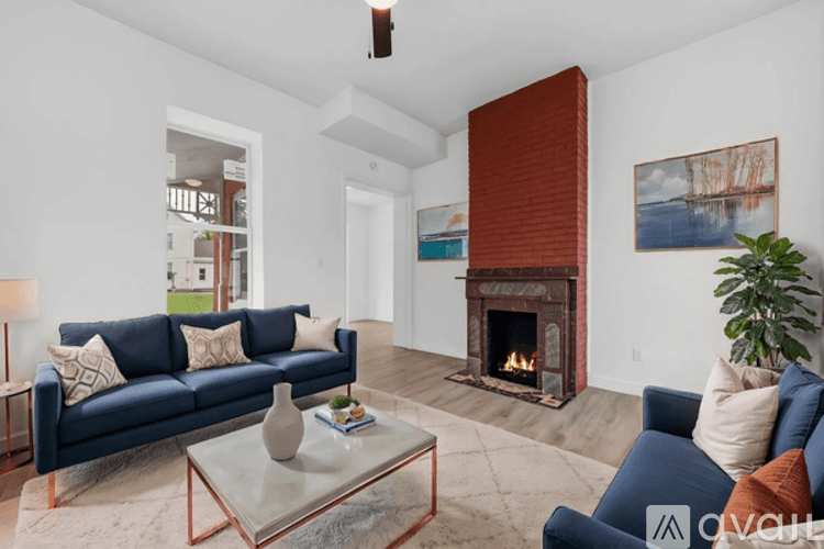 Warrenton House: 216 E Walton St