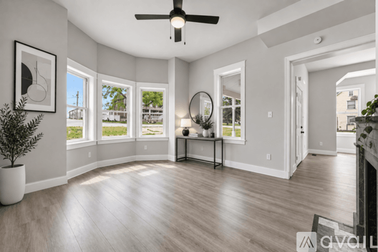 Warrenton House: 216 E Walton St