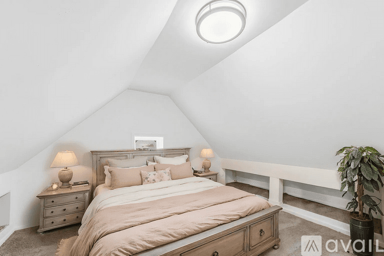Warrenton House: 216 E Walton St