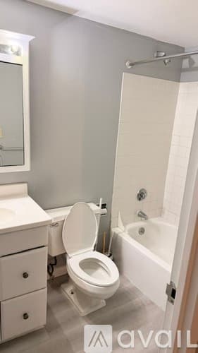 Hartford Apartment: 100 Wells St