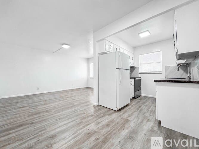 Lantana Apartment: 1100 S Broadway