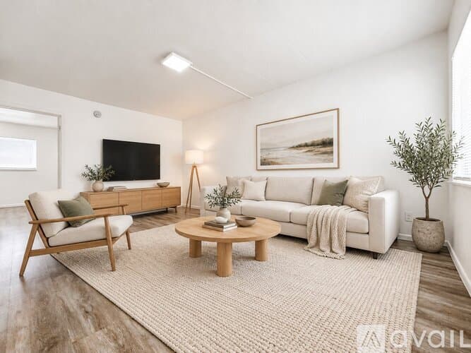 Lantana Apartment: 1100 S Broadway