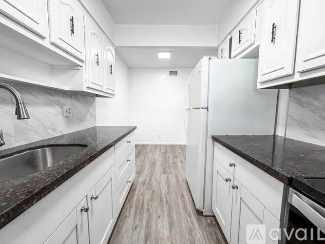 Lantana Apartment: 1100 S Broadway