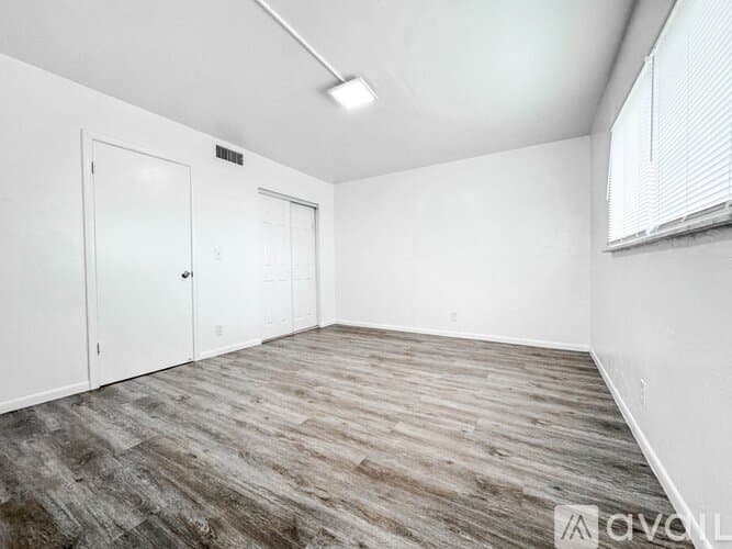 Lantana Apartment: 1100 S Broadway