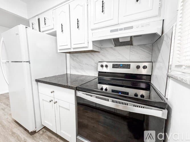 Lantana Apartment: 1100 S Broadway