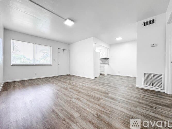 Lantana Apartment: 1100 S Broadway