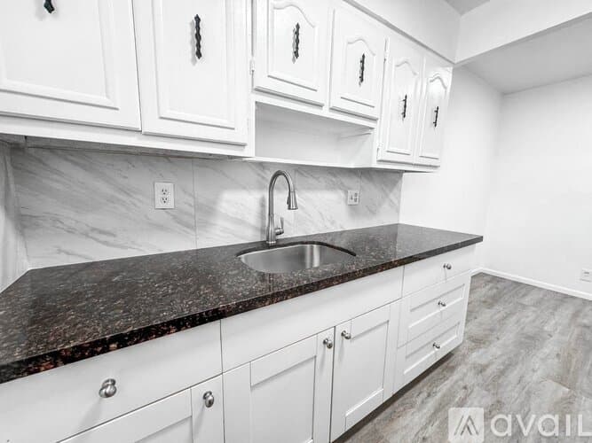 Lantana Apartment: 1100 S Broadway