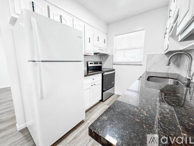 Lantana Apartment: 1100 S Broadway