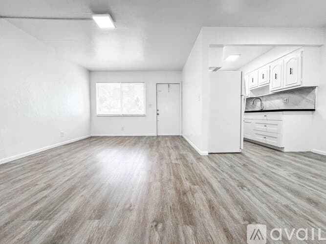 Lantana Apartment: 1100 S Broadway