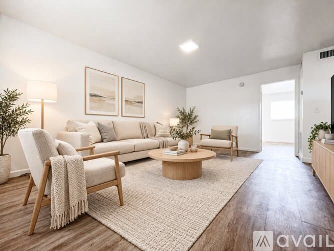 Lantana Apartment: 1100 S Broadway