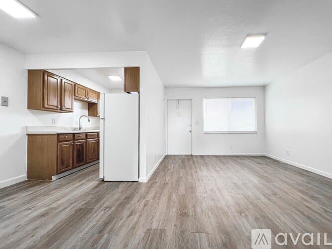 Lantana Apartment: 1100 S Broadway