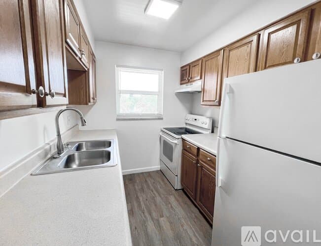 Lantana Apartment: 1100 S Broadway