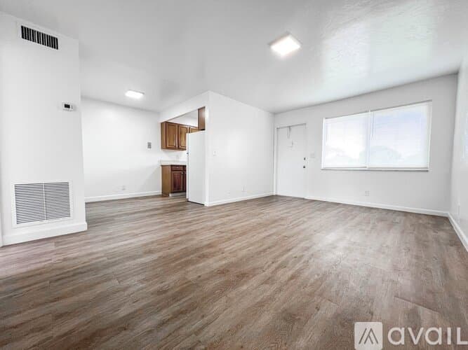Lantana Apartment: 1100 S Broadway