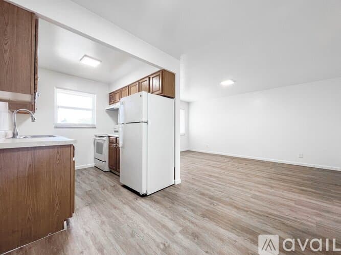 Lantana Apartment: 1100 S Broadway