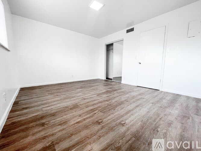 Lantana Apartment: 1100 S Broadway