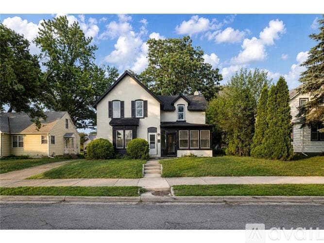 St. Cloud House: 314 Wilson Ave SE