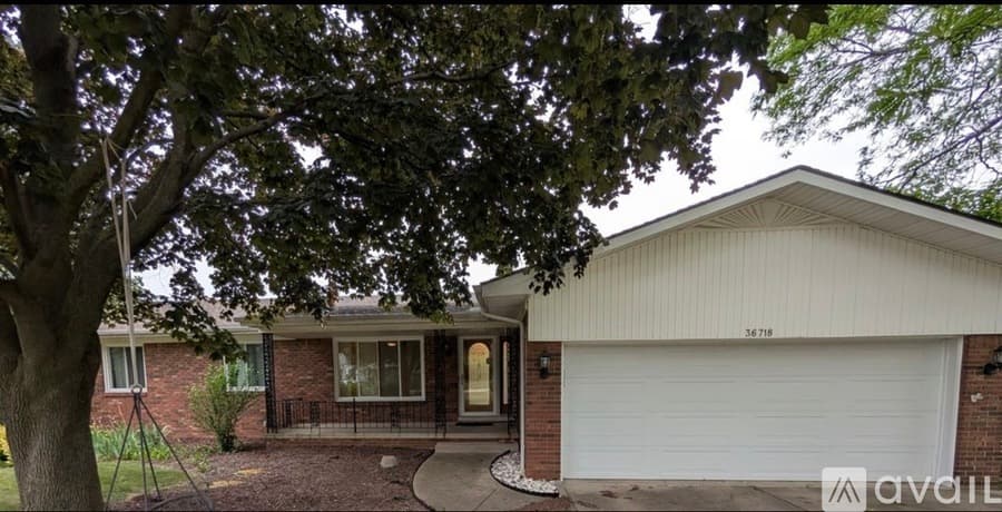 Farmington House: 36718 Lansbury Lane
