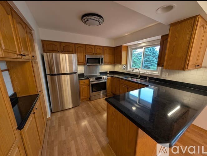 Farmington House: 36718 Lansbury Lane