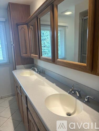 Farmington House: 36718 Lansbury Lane