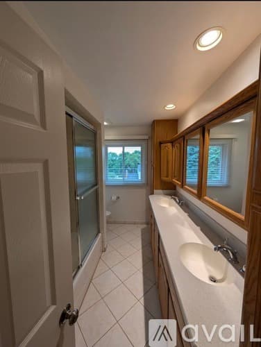 Farmington House: 36718 Lansbury Lane