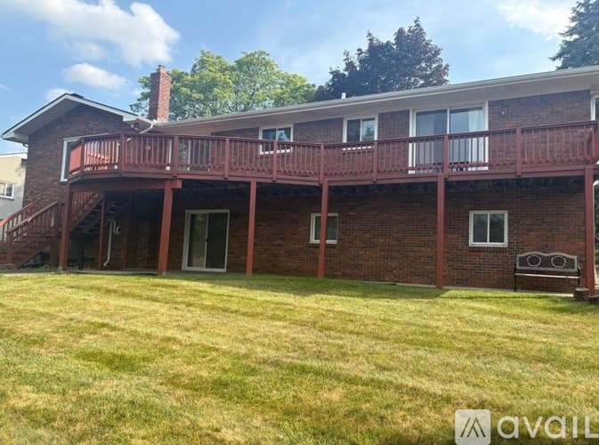 Farmington House: 36718 Lansbury Lane