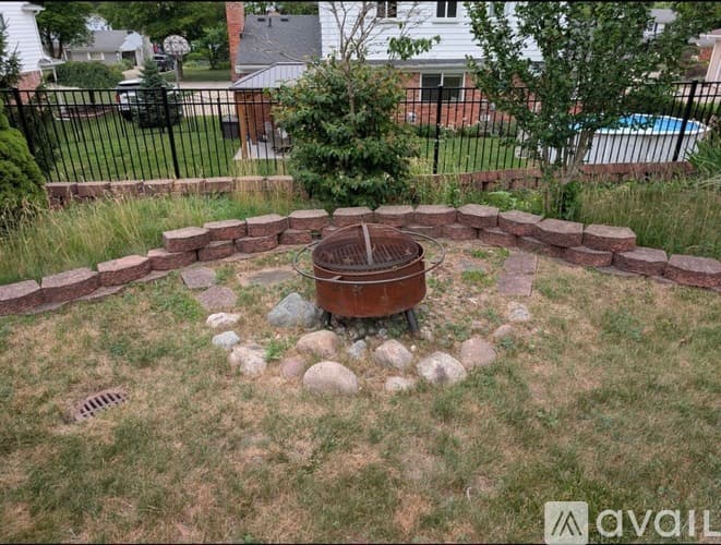 Farmington House: 36718 Lansbury Lane