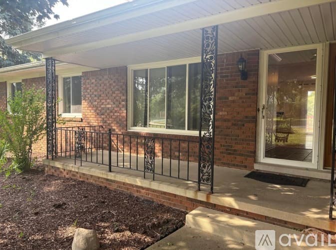 Farmington House: 36718 Lansbury Lane