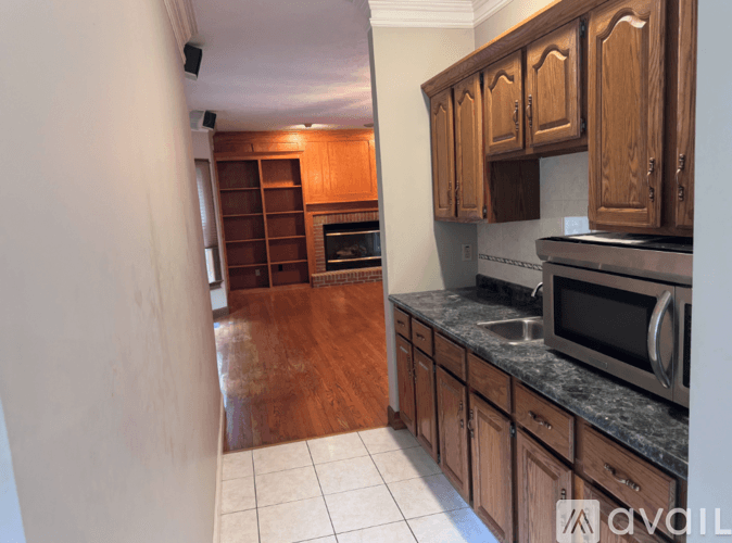 Bloomington House: 20 Downing Cir