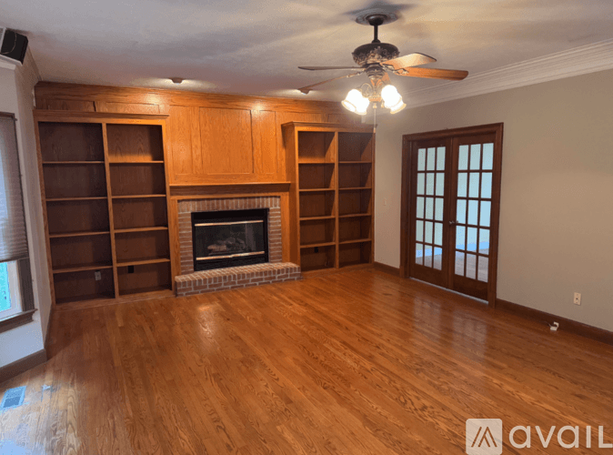 Bloomington House: 20 Downing Cir