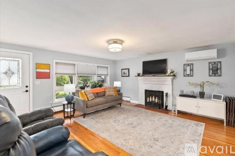 Methuen House: 2 Coronet Ave