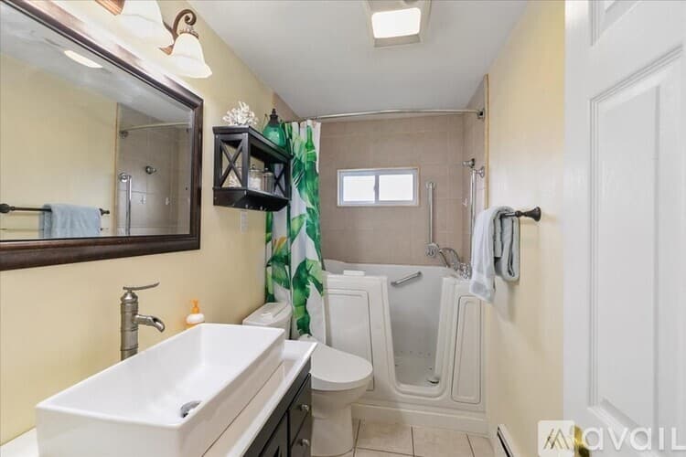 Methuen House: 2 Coronet Ave