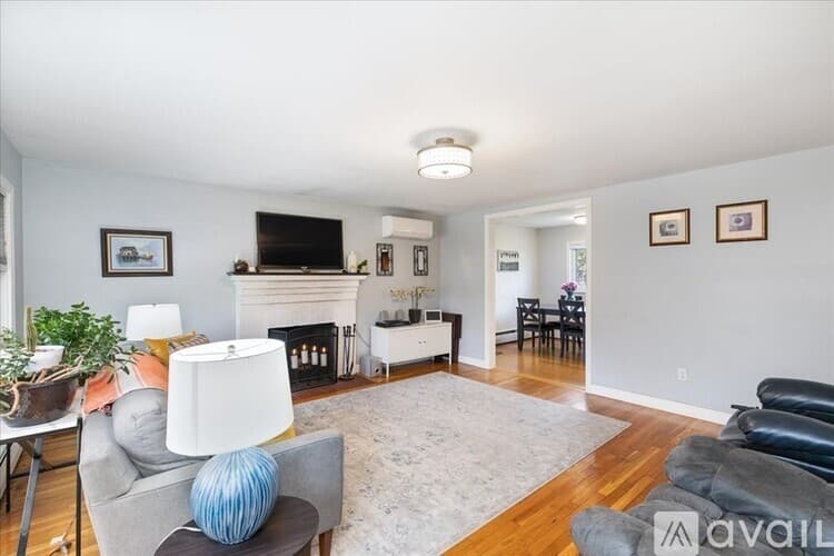 Methuen House: 2 Coronet Ave