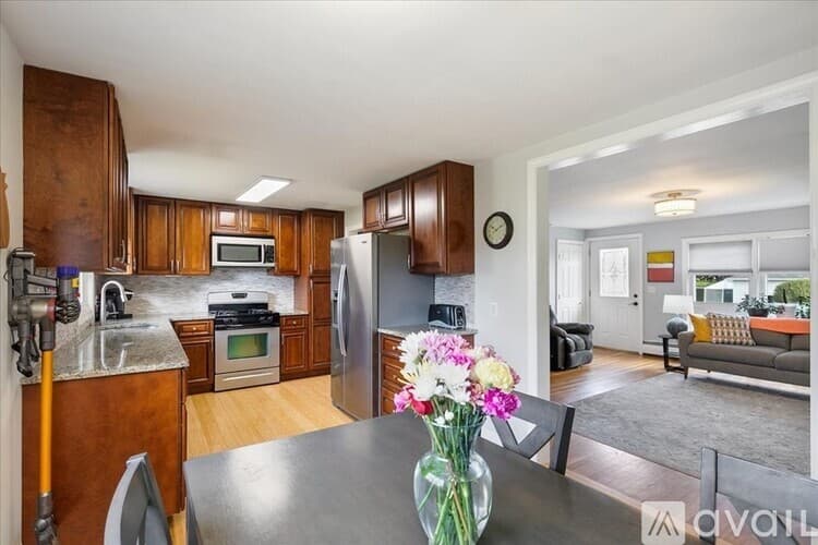 Methuen House: 2 Coronet Ave