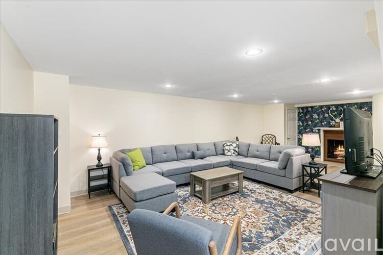 Methuen House: 2 Coronet Ave