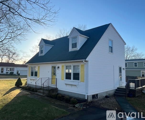 Middletown House: 8 Christine Rd