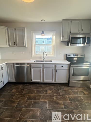 Middletown House: 8 Christine Rd