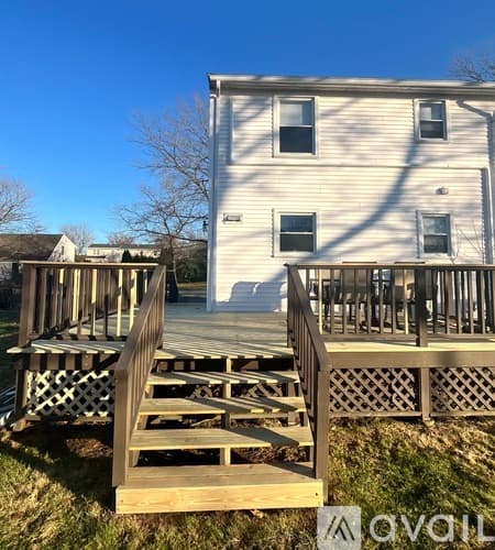 Middletown House: 8 Christine Rd