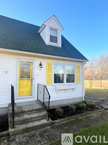 Middletown House: 8 Christine Rd