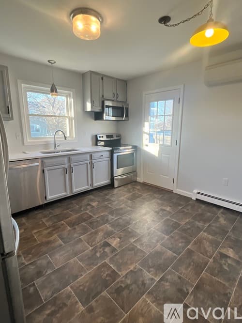 Middletown House: 8 Christine Rd