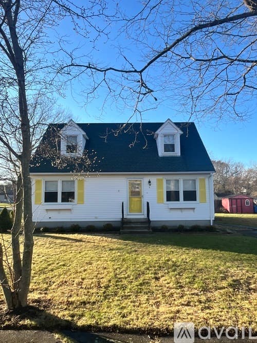 Middletown House: 8 Christine Rd