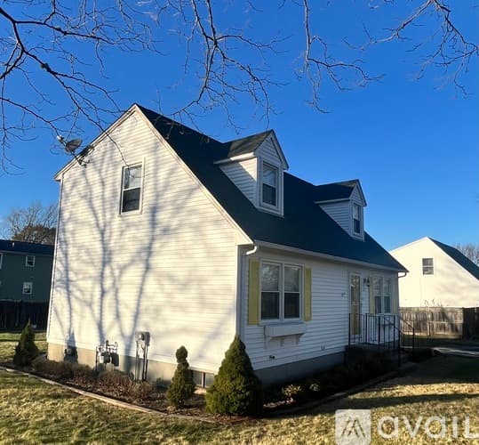 Middletown House: 8 Christine Rd