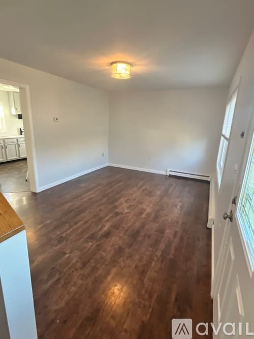 Middletown House: 8 Christine Rd