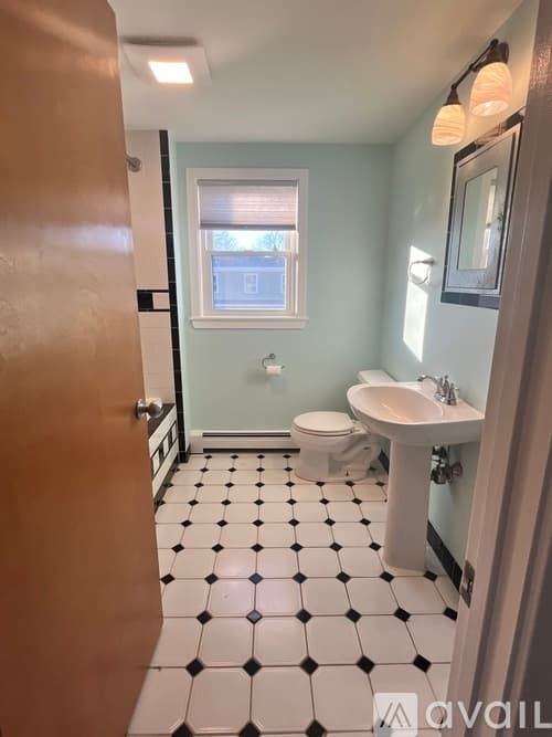 Middletown House: 8 Christine Rd