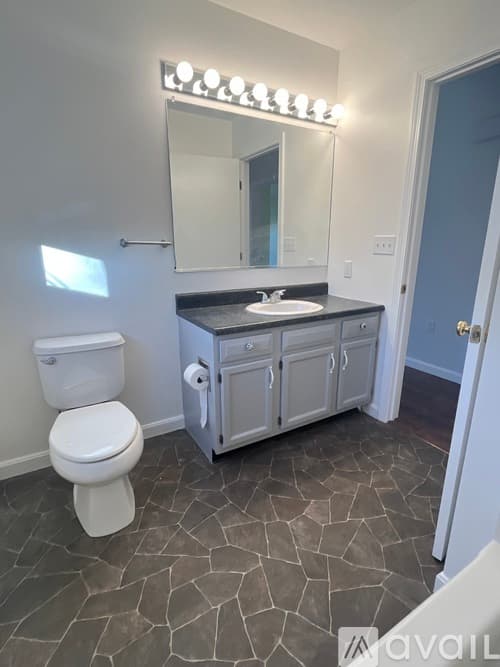 Middletown House: 8 Christine Rd
