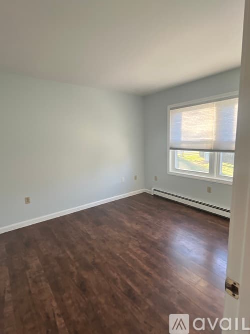 Middletown House: 8 Christine Rd