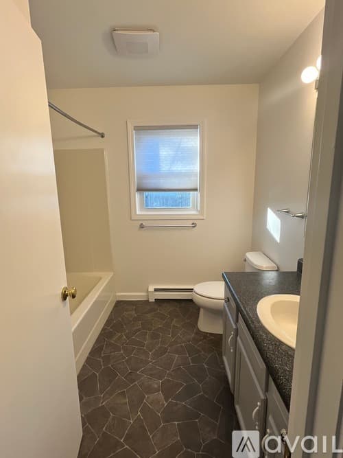Middletown House: 8 Christine Rd