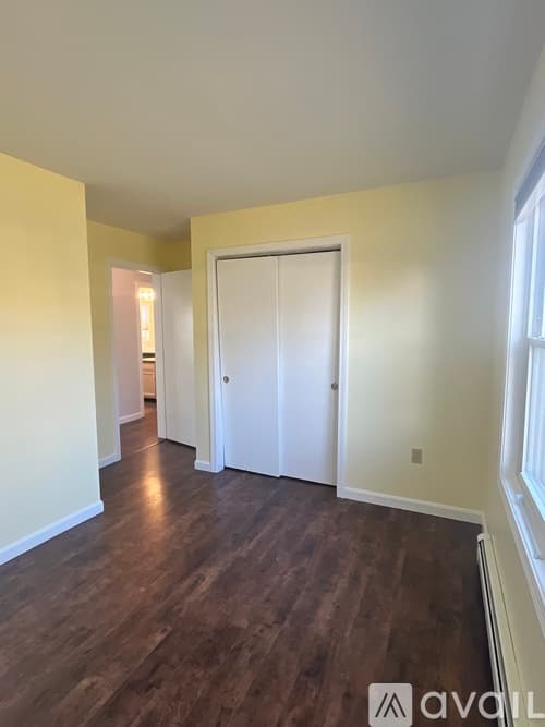 Middletown House: 8 Christine Rd