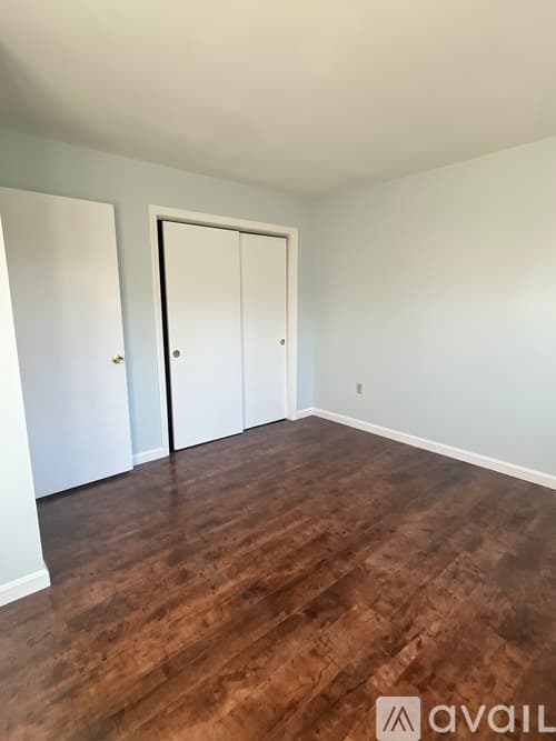 Middletown House: 8 Christine Rd
